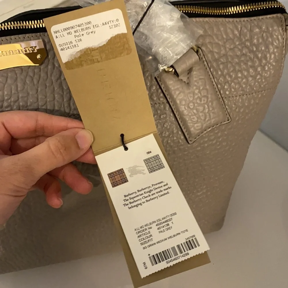 Burberry Welburn bag in pale grey color. New with tags and dust bag. - Picture 4 of 8